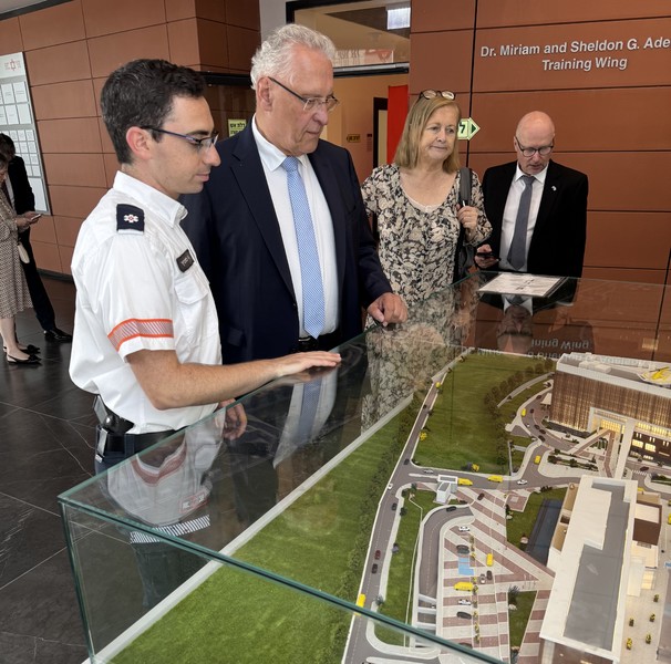 Donnerstag, 4. September 2025; Tief unter der Erde vor Raketenangriffen geschützt  die Einsatzzentrale des israelischen Rettungsdienstes Magen David Adom beeindruckte Innenminister Joachim Herrmann bei seinem Besuch in Tel Aviv. MDA, Teil der internationalen Rotkreuz- und Rothalbmondbewegung, stützt sich auf 3.200 hauptamtliche und rund 34.000 ehrenamtliche Kräfte und arbeitet eng mit Polizei, Feuerwehr und Armee zusammen. "Besonders beeindruckt hat mich die hochmoderne, integrierte Einsatzzentrale des MDA, die im Ernstfall landesweit den Rettungsdienst steuern kann", erklärte Herrmann.