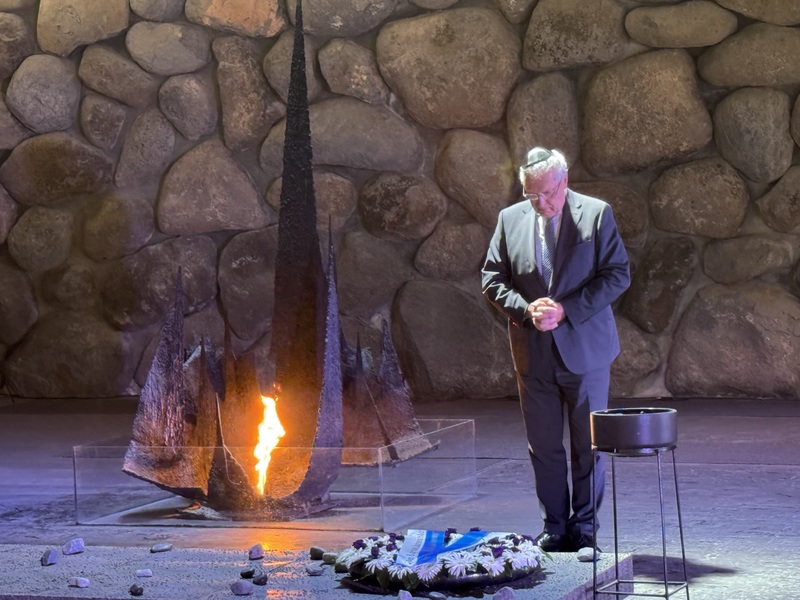 Freitag, 5. September 2025; Gegen das Vergessen: Innenminister Joachim Herrmann hat in Jerusalem die Internationale Holocaust Gedenkstätte Yad Vashem besucht und dort einen Kranz zum Gedenken an die während des Nationalsozialismus ermordeten sechs Millionen Jüdinnen und Juden niedergelegt.