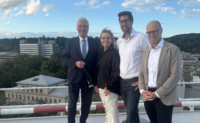 Donnerstag, 11. September 2025; Ortstermin auf der Hubschrauberlandeplattform des Erlanger Uni-Klinikums - das neue operative Zentrum wird bald fertig, ebenso die zukunftsorientierten Forschungsbauten auf dem Nordgelände. Dann müssen Erneuerung und Erweiterung der Kopfklinik folgen - Spitzenmedizin für ganz Nordbayern.