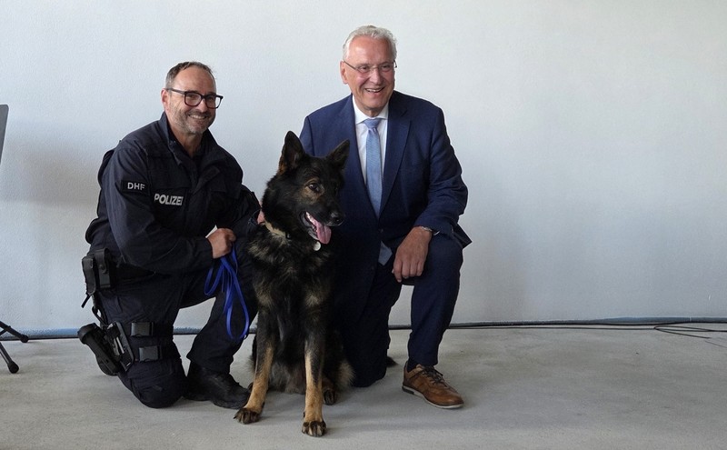 Sonntag, 14. September 2025; Die Zentrale Diensthundeschule der Bayerischen Polizei genießt weit über die Landesgrenzen hinaus einen hervorragenden Ruf als geschätzter Fachpartner. Der Minister hob die zahlreichen Hospitationen aus Bund und Ländern sowie die engen Kontakte zu europäischen und internationalen Partnern hervor. Besonders der Austausch mit Österreich, Tschechien und Slowenien zeigt sich in gemeinsamen Projekten, wie der erfolgreichen Einführung von Banknotenspürhunden seit 2011, mit denen mittlerweile über eine Million Euro bei der Vermögensabschöpfung gesichert werden konnten. 