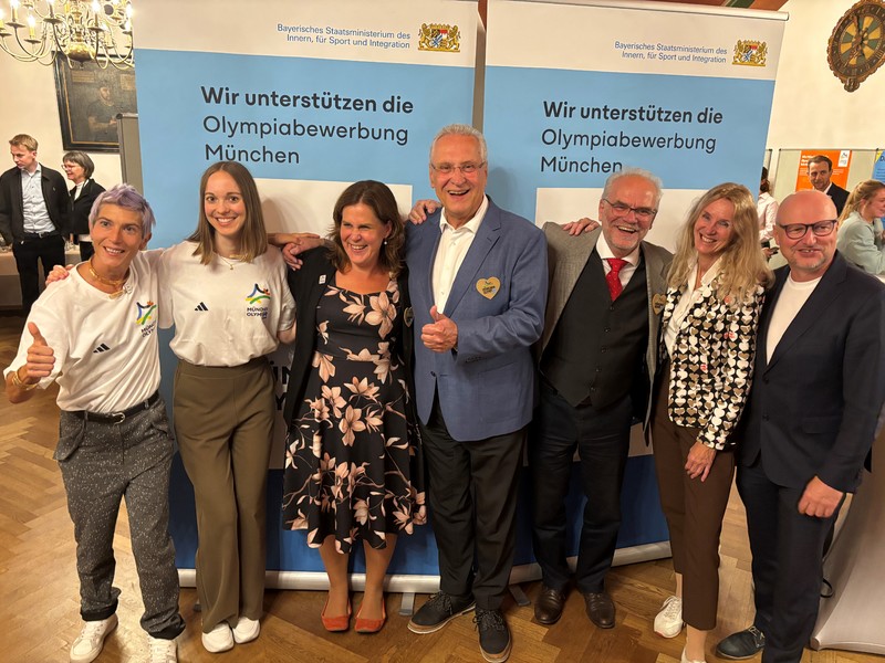 Mittwoch, 17. September 2025; Innen- und Sportminister Joachim Herrmann hat auf der Dialogveranstaltung der Landeshauptstadt München rund um die Bewerbung um die Olympischen und Paralympischen Spiele betont: Olympische und Paralympische Spiele im eigenen Land haben einen einzigartigen Mehrwert, der weit über den Sport hinausgeht. Sie sind eine großartige Chance für die Menschen in unserem Land. Für Sportlerinnen und Sportler, aber auch für Infrastruktur, Wirtschaft und den Zusammenhalt in unserer Gesellschaft. Wir müssen gemeinsam diese einzigartige Chance nutzen und Olympia nach Bayern holen, damit jetzt wichtige Weichen für die Zukunft der nachfolgenden Generationen gestellt werden können! Damit ein Aufbruch einsetzt, den wir alle wollen und dringend brauchen, müssen wir nun gemeinsam entschlossen handeln. Weitere Gesprächsrunden fanden dabei mit Oberbürgermeister Dieter Reiter, Basketball-Welt- und Europameister Johannes Voigtmann und anderen Vertreterinnen und Vertretern aus Sport, Wirtschaft und Politik statt.