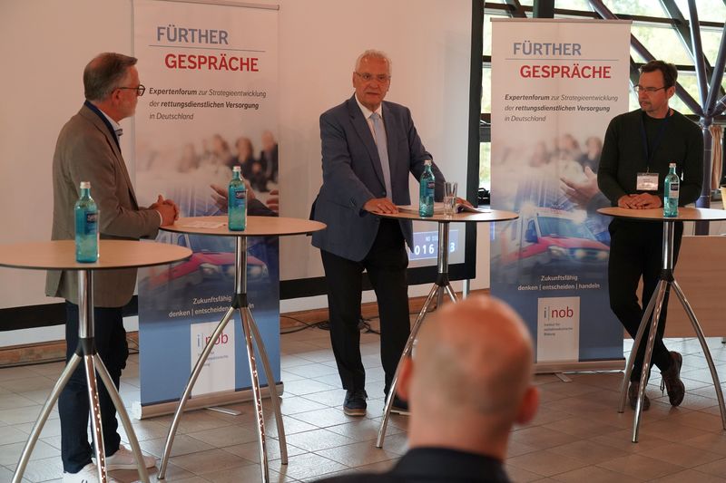 Mittwoch, 17. September 2025; Innenminister und Schirmherr Joachim Herrmann hat bei den Fürther Gesprächen in seinem Grußwort und in der anschließenden Podiumsdiskussion über Fragen zur Notfall- und Rettungsdienstreform betont: Unser gemeinsames Ziel, die Versorgung der Bevölkerung mit rettungsdienstlichen Leistungen auch künftig sicherzustellen, können wir nur in enger Zusammenarbeit des präklinischen, klinischen und vertragsärztlichen Bereichs erreichen. Nur so gelingt es, den Herausforderungen zu begegnen, die auf das System Rettungsdienst einwirken. Hierfür bieten die Fürther Gespräche eine wichtige Plattform.