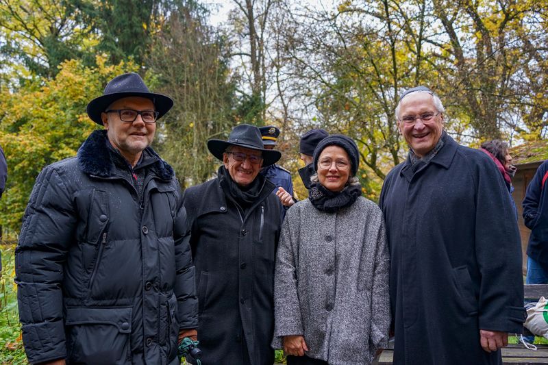 Sonntag, 9. November 2025; Innenminister Joachim Herrmann beim Gedenken der Opfer der Reichspogromnacht in Erlangen am Jüdischen Friedhof. von links: Dr. Hans Markus Horst, kath. Erwachsenen Bildung, Jose Luis Ortega Lleras, SPD Stadtrat; Frau Ester Limburg-Klaus, jüdische Kultus Gemeinde Erlangen; Joachim Herrmann, MdL Bay. Innenminister.