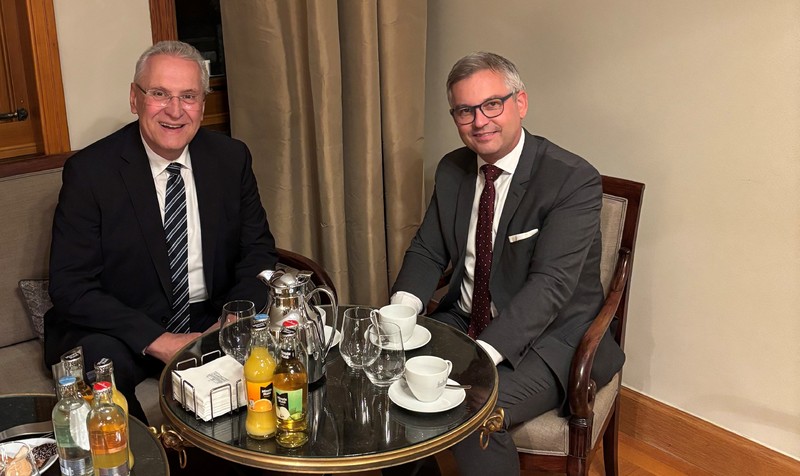 Donnerstag, 13. November 2025; Innenminister Joachim Herrmann beim Gespräch mit dem aus Österreich stammenden EU-Kommissar für Innere Sicherheit und Migration Magnus Brunner. Das Gespräch drehte sich um die Reform der EU-Asylpolitik. Magnus Brunner leistet einen sehr wichtigen Beitrag zur Reduzierung der Flüchtlingszahlen. Das bedeutet auch für uns in Bayern eine wirksame Entlastung.