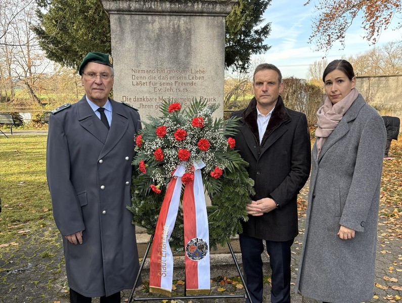 Sonntag, 16. November 2025; Innenminister Joachim Herrmann bei der Gedenkveranstaltung zum Volkstrauertag in Erlangen-Bruck. in Kameradschaft mit den Soldatinnen und Soldaten trug Joachim Herrmann Uniform.