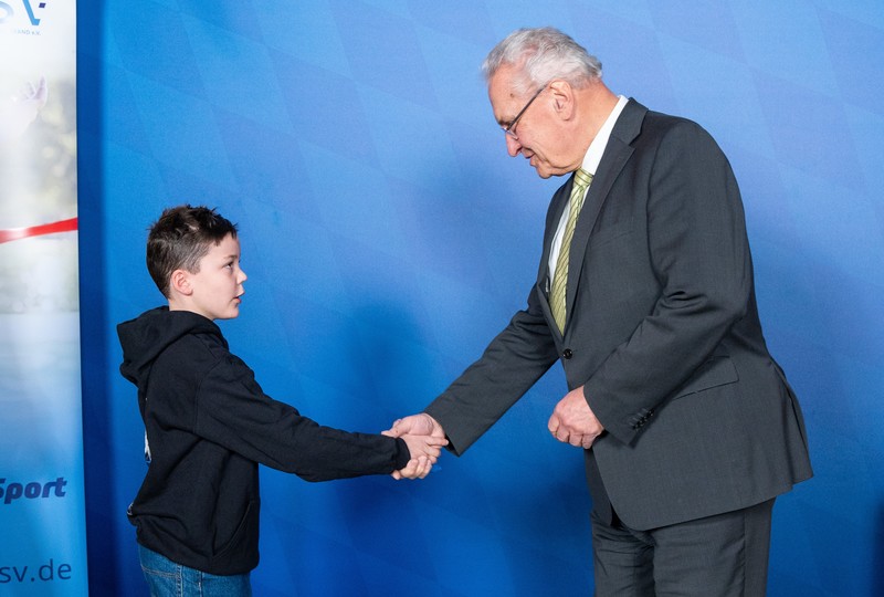 Dienstag, 2. Dezember 2025; Der Bayerische Landes-Sportverband (BLSV) hat die Marke von fünf Millionen Mitgliedschaften in seinen 11.500 Sportvereinen überschritten. Das bezeichnete Bayerns Innen- und Sportminister Joachim Herrmann als „Meilenstein für den organisierten Sport in Bayern“. Die Zahl sei ein eindrucksvolles Zeichen dafür, „dass Bayern ein echtes Sportland ist – lebendig, vielfältig, engagiert und höchst erfolgreich“. Sportminister Joachim Herrmann gratuliert dem 5 Millionsten Mitglied eines Sportvereins.