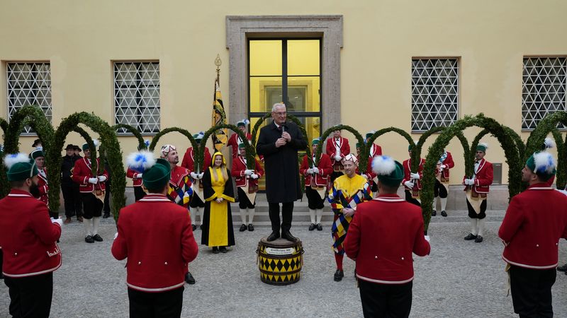Donnerstag, 15. Januar 2026; Die Sch&auml;ffler tanzten im Odeon des Bayerischen Innenministeriums � f&uuml;r Innenminister Joachim Herrmann ein echter H&ouml;hepunkt. Denn nur alle 7 Jahre findet der Sch&auml;fflertanz traditionell statt.
Der Brauchtum geht auf das Pestjahr 1517 zur&uuml;ck. Damals haben die Sch&auml;ffler mit ihrem Tanz die Pest aus der Stadt vertrieben und den &Uuml;berlebenden in den schwierigen Zeiten wieder Hoffnung und Zuversicht geschenkt.