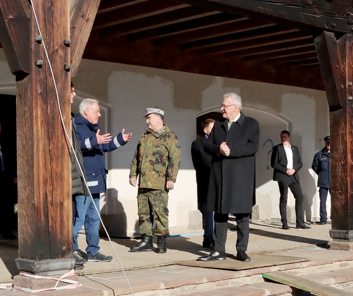 Mittwoch, 21. Januar 2026; Innenminister Joachim Herrmann war heute beim Kommandeur der Schule ABC-Abwehr und Gesetzliche Schutzaufgaben der Bundeswehr, Oberst Tim Richardt, in der J&auml;ger-Kaserne in Sonthofen zu Gast. Bei dieser Gelegenheit konnte er auch die Fortschritte bei der Sanierung der Generaloberst-Beck-Kaserne in Sonthofen in Augenschein nehmen.