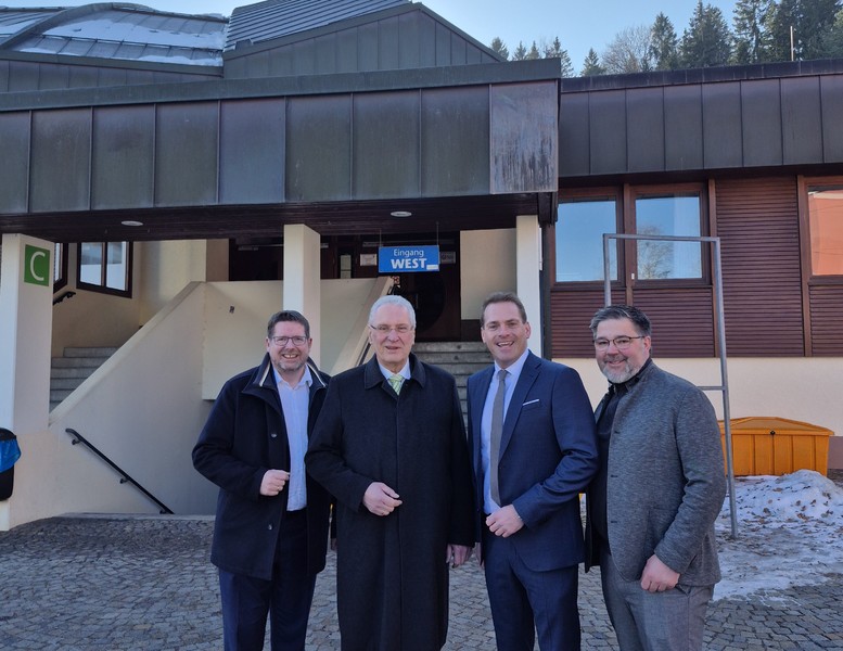 Mittwoch, 21. Januar 2026; Bei der Besichtigung der Bundesst&uuml;tzpunkte f&uuml;r Eishockey und Curling in F&uuml;ssen informierte sich Innenminister Joachim Herrmann &uuml;ber die modernen Trainings- und F&ouml;rderstrukturen. F&uuml;ssen blickt auf mehr als hundert Jahre Eishockeytradition zur&uuml;ck und gilt bis heute als zentrale Kaderschmiede f&uuml;r den deutschen Spitzen- und Nachwuchsleistungssport. Mit ganzj&auml;hrigen Trainingsm&ouml;glichkeiten, Nachwuchscamps und internationalen Turnieren leistet der Standort einen wertvollen Beitrag zur Entwicklung von Athletinnen und Athleten auf h&ouml;chstem Niveau. Bund und Freistaat Bayern unterst&uuml;tzen diese Arbeit durch erhebliche Investitionen, darunter rund 3,4 Millionen Euro des Freistaats seit 2020 f&uuml;r die Sanierung und Modernisierung der Sportst&auml;tten.