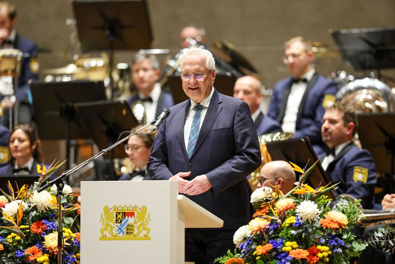 Donnerstag, 22. Januar 2026; "Mit der heutigen Rekordspendensumme von rund 118.000 Euro f&uuml;r die Polizeistiftung Bayern setzen wir ein klares Zeichen der Verbundenheit und des tiefen Respekts gegen&uuml;ber den Polizistinnen und Polizisten, die im Dienst f&uuml;r unsere Sicherheit erhebliche Verletzungen erlitten haben und ihren Angeh&ouml;rigen, die diese schweren Schicksalsschl&auml;ge mittragen." Bayerns Innenminister Joachim Herrmann dankte allen G&auml;sten, Unterst&uuml;tzern und Spendern f&uuml;r ihre gro&szlig;e Hilfsbereitschaft. "Heute Abend verbinden wir musikalische Freuden mit gelebter N&auml;chstenliebe und zeigen damit eindrucksvoll, was Solidarit&auml;t in Bayern bedeutet." 