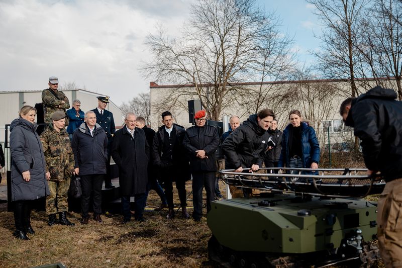 Dienstag, 3. Februar 2026; Beim Firmenbesuch der ARX Robotics GmbH in Oberding informierte sich Innenminister Joachim Herrmann &uuml;ber innovative Technologien im Bereich Defence-Tech. Das Unternehmen entwickelt autonome, unbemannte Fahrzeug-Bodensysteme und vertreibt Software zur Erkennung und Abwehr von Drohnen. Der Austausch unterstreicht die Bedeutung moderner Sicherheits- und Verteidigungstechnologien f&uuml;r den Schutz kritischer Infrastrukturen und die Sicherheitsvorsorge insgesamt.