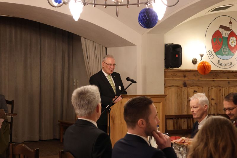 Mittwoch, 4. Februar 2026; Bei der Er&ouml;ffnung des ersten Rosenheimer Gebetsfr&uuml;hst&uuml;cks betonte Innenminister Joachim Herrmann die Bedeutung eines religionsfreundlichen Klimas und gelebter Toleranz in Bayern. Der interreligi&ouml;se Dialog sei ein zentrales Anliegen, das nicht verordnet werden k&ouml;nne, sondern breite gesellschaftliche Unterst&uuml;tzung brauche. Gerade vor dem Hintergrund aktueller politischer Entwicklungen gelte es, den Dialog zwischen den Religionen weiter zu intensivieren. Veranstaltet wurde das Gebetsfr&uuml;hst&uuml;ck vom Ehrensenator der Technischen Hochschule Rosenheim, Prof. Dr. Dieter Benatzky.