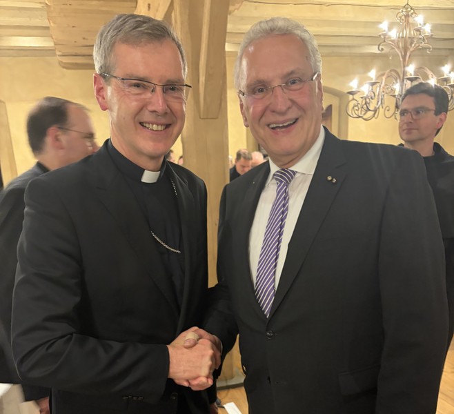 Mittwoch, 25. Februar 2026; Innenminister Joachim Herrmann gratuliert dem gerade neu gew&auml;hlten Vorsitzenden der Deutschen Bischofskonferenz, Heiner Wilmer.