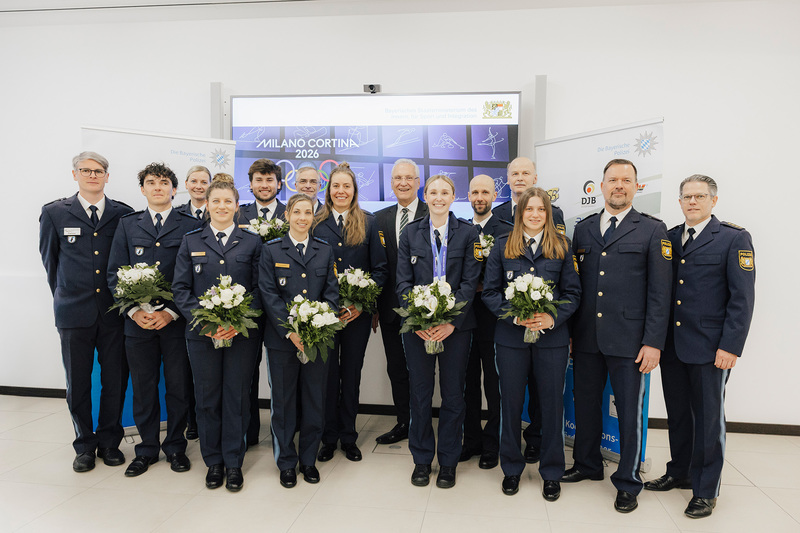 Dienstag, 3. März 2026; Bayerns Innen- und Sportminister Joachim Herrmann hat acht der neun Sportlerinnen und Sportler aus der Spitzensportfördergruppe der Bayerischen Polizei empfangen, die an den Olympischen Winterspielen in Norditalien teilgenommen haben. „Mit einmal Bronze für Phillipp Nawrath mit der Mixed-Staffel und einer Silber- sowie einer Goldmedaille für die erst zwanzigjährige Magdalena Matschina im Doppelsitzer beim Rodeln waren die bayerischen Polizeispitzensportler so erfolgreich wie noch nie bei Olympia“, sagte Herrmann.