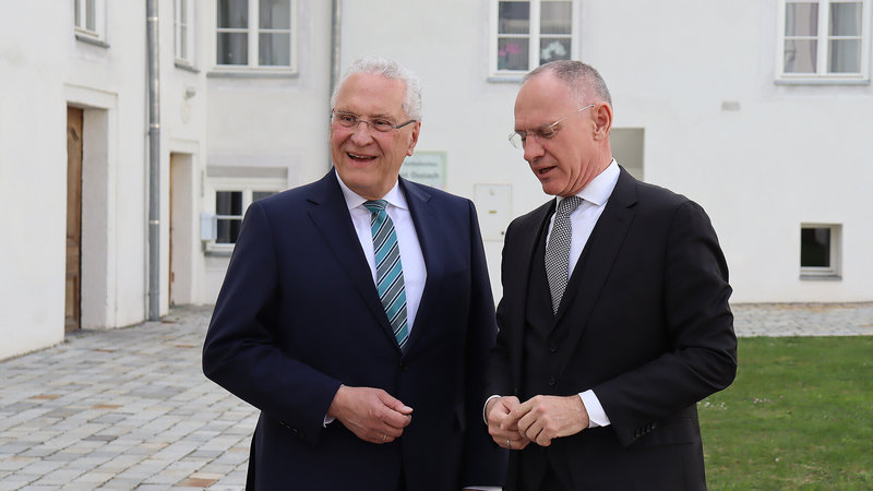 Sonntag, 29. März 2026; Am Rande des Österreichisches Blasmusikforum haben sich Joachim Herrmann und sein österreichischer Amtskollege Gerhard Karner zu aktuellen Sicherheitsfragen ausgetauscht. Im Fokus standen ein konsequenter Grenzschutz, der Kampf gegen Schleuserkriminalität und die weitere Vertiefung der grenzüberschreitenden Polizeikooperation. Als zentrales Beispiel hoben beide das Gemeinsames Zentrum Passau hervor, das schnellen Informationsaustausch und abgestimmtes Vorgehen ermöglicht. Die Zusammenarbeit soll weiter intensiviert und operativ noch enger verzahnt werden.