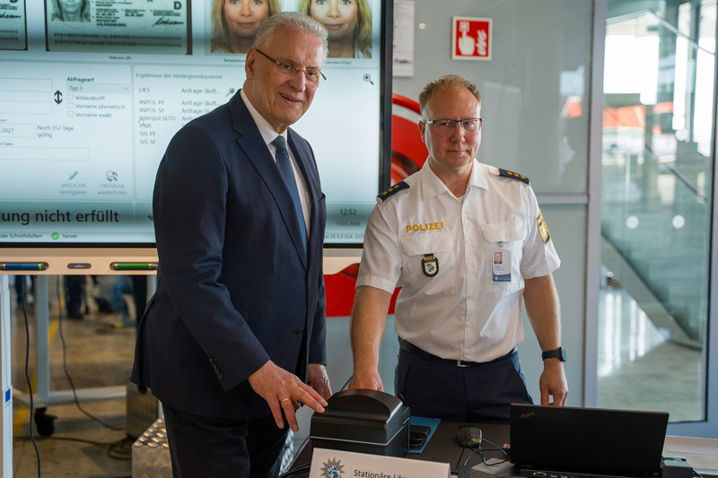 Freitag, 13. März 2026; Am Flughafen Nürnberg hat Joachim Herrmann die Einführung des neuen Entry/Exit System der EU vorgestellt. Das System erfasst Ein- und Ausreisen von Drittstaatsangehörigen künftig digital, biometrisch und in Echtzeit und ersetzt das bisherige analoge Abstempeln von Pässen. Laut Herrmann stärkt die Technik die Kontrollen an den EU-Außengrenzen, verbessert die Datenlage für Sicherheitsbehörden und erschwert Identitätsbetrug. Gerade mit Blick auf Migration sei das EES ein wichtiger Baustein für einen wirksamen Schutz des Schengenraums.