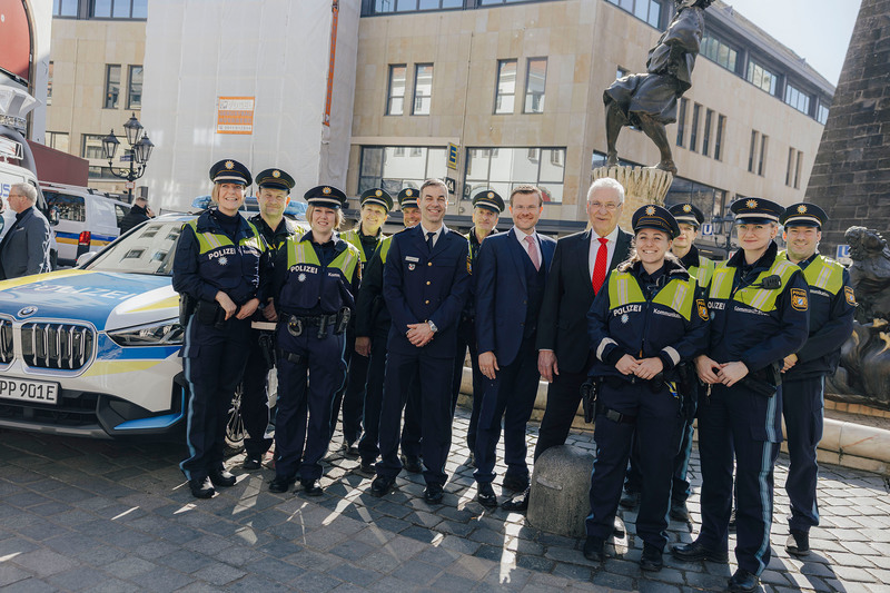Donnerstag, 5. März 2026; Bayerns Innenminister Joachim Herrmann und Oberbürgermeister Marcus König informierten am Ludwigsplatz über die aktuellen Sicherheitsmaßnahmen sowie über weitere Schwerpunkte und geplante Entwicklungen in der Nürnberger Innenstadt.
„Sichere Innenstädte sind für uns von zentraler Bedeutung. Dazu setzen wir auf ein breites Maßnahmenbündel, um Brennpunkte gar nicht erst entstehen zu lassen“, so Herrmann.
