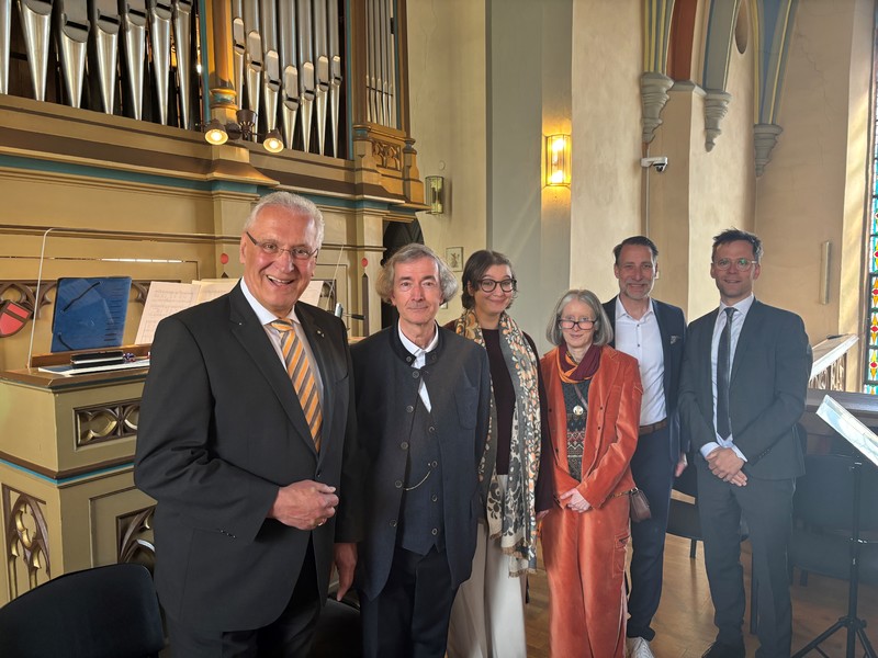 Sonntag, 3. Mai 2026; In der Stadtkirche St. Marien hat Innenminister Joachim Herrmann das Kirchenmusikfestival Hof er&ouml;ffnet, ein Festival, das 650 Jahre Orgelmusik und Orgelbau in der Stadt w&uuml;rdigt. Als Schirmherr des Festivals betonte Herrmann, wie sehr Kirchenmusik die Menschen ber&uuml;hrt, sie schaffe Gemeinschaft, lasse Glauben auf besondere Weise erleben und halte eine wertvolle Tradition lebendig.