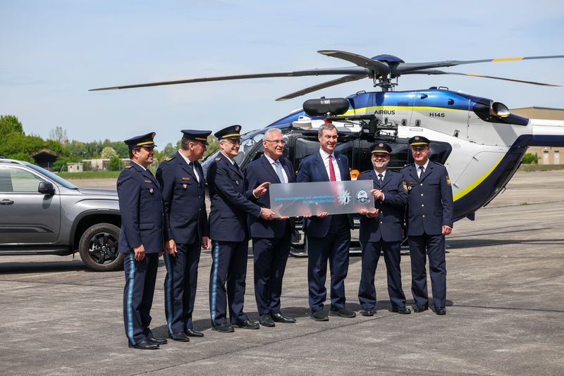 Montag, 4. Mai 2026; In Erding haben Ministerpr&auml;sident Dr. Markus S&ouml;der und Innenminister Joachim Herrmann das Drohnenkompetenz- und -abwehrzentrum (DKAZ) der Bayerischen Polizei er&ouml;ffnet. Herrmann erkl&auml;rte: �Im DKAZ b&uuml;ndeln wir gezielt vorhandene Kompetenzen und verkn&uuml;pfen modernste Technik mit praxisnaher polizeilicher Einsatzf&auml;higkeit. Dadurch st&auml;rken wir die Handlungsf&auml;higkeit Bayerns gegen&uuml;ber aktuellen und k&uuml;nftigen Drohnenbedrohungen nachhaltig�. Mehr als 40 Einsatzkr&auml;fte starten den Betrieb, der seit 1. April 2026 l&auml;uft und eng mit dem Gemeinsamen Drohnenabwehrzentrum des Bundes in Berlin vernetzt ist.