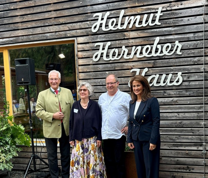 Sonntag, 14. Juni 2026; Innenminister Joachim Herrmann hat gemeinsam mit der Bayerischen Forstministerin Michaela Kaniber den 50. Geburtstag des walderlebniszentrums Tennenlohe gefeiert. Die Besucher erhalten dort einen &uuml;berzeugenden Eindruck von der &ouml;kologischen Vielfalt unserer W&auml;lder und ihrer Bedeutung f&uuml;r unser Klima. Das Haupthaus tr&auml;gt ab sofort den Namen des damaligen Gr&uuml;nders und Ideengebers Helmut Horneber, dessen Sohn und Tochter heute Ehreng&auml;ste waren.