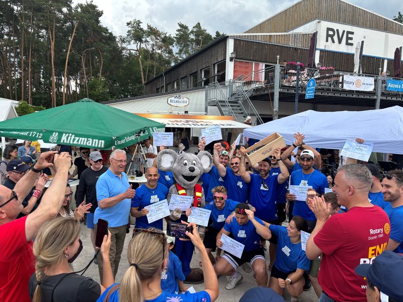 Sonntag, 21. Juni 2026; Erlanger Tradition: Herrmann als Schirmherr beim 7. Drachenboot-Rennen auf dem Main-Donau Kanal
21.06.2026
Sonne, Spaß und sportliche Spitzenleistungen für den guten Zweck: Beim 7. Benefiz-Drachenboot-Rennen des Erlanger Rotary-Clubs war für die Teilnehmerinnen und Teilnehmer sowie für die zahlreichen Besucherinnen und Besucher wieder jede Menge geboten. Intensive Rennen und ein abwechslungsreiches, buntes Rahmenprogramm wussten einmal mehr zu begeistern und halfen dabei, viele Spenden für den guten Zweck zu sammeln. Bei der Siegerehrung des Wassersport-Spektakels auf dem Main-Donau-Kanal betonte Schirmherr Joachim Herrmann, dass alle Teilnehmerinnen und Teilnehmer durch den Einsatz für ihre Mitmenschen Gewinner seien.