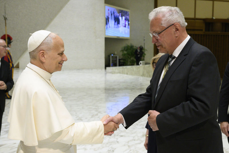 Montag, 8. Juni 2026; Ein besonderer H&ouml;hepunkt der Reise war die Audienz bei Papst Leo XIV im Vatikan. Dort standen gesellschaftlicher Zusammenhalt, Verantwortung f&uuml;r Frieden und die Achtung der Menschenw&uuml;rde im Mittelpunkt. Herrmann betonte die Bedeutung christlicher Werte wie N&auml;chstenliebe, Wahrhaftigkeit und Respekt f&uuml;r ein friedliches Zusammenleben. �Gerade in einer Zeit zunehmender internationaler Konflikte und gesellschaftlicher Spannungen m&uuml;ssen wir uns immer wieder auf die Werte besinnen, die Frieden, Freiheit und Zusammenhalt erm&ouml;glichen�, erkl&auml;rte Herrmann. Papst Leo XIV. empfing eine gro&szlig;e Delegation des Cartellverbands der katholischen deutschen Studentenverbindungen, der auch Herrmann als Mitglied mehrerer katholischer Verbindungen angeh&ouml;rt. Der Papst betonte die Verantwortung der jungen Akademiker f&uuml;r die Zukunft der ganzen Welt. 