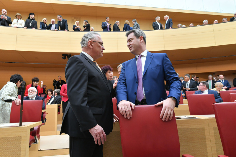 Freitag, 16. M�rz, Dr. Markus S�der wird im Bayerischen Landtag zum Ministerpr�sidenten gew�hlt.