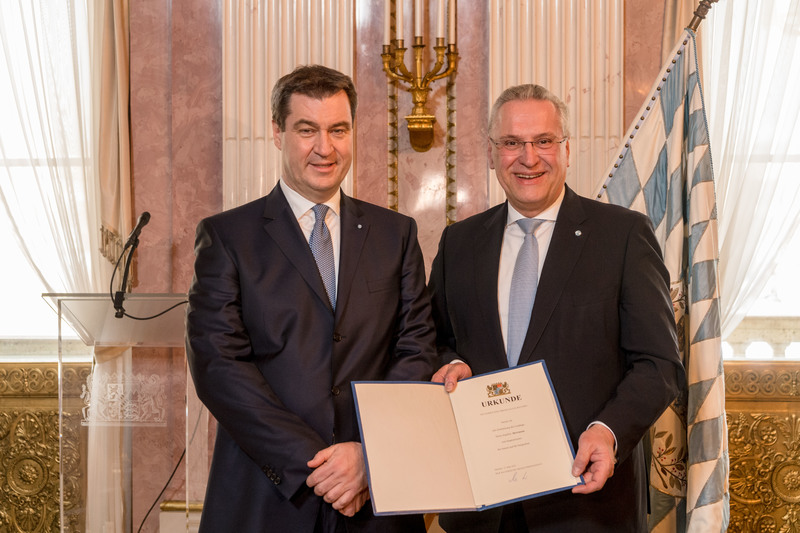Mittwoch, 21. M�rz, Joachim Herrmann wird von Ministerpr�sident Dr. Markus S�der wieder zum Staatsminister des Innern und f�r Integration ernannt. Das Staatsministerium des Innern und f�r Integration erh�lt zus�tzlich zu den Aufgaben der Inneren Sicherheit die Zust�ndigkeit f�r alle Fragen der Asylpolitik und Integration. Die Zust�ndigkeiten f�r den Verkehr und Bau liegen ab sofort bei einem eigenen Ministerium.   Die Zust�ndigkeit f�r den Sport (mit Ausnahme des Schulsports) bleibt weiterhin im Staatsministerium des Innern.