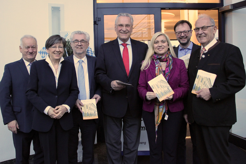 Dienstag, 27. M�rz, Joachim Herrmann tritt der Chorakademie Fr�nk. S�ngerbund bei. Bild mit StMin Huml und MdL a.D. N�th. 