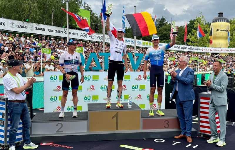 Sonntag, 5. Juli 2026; Siegerehrung beim Triathlon in Roth. Sam Laidlow aus Frankreich siegte in  neuer Weltrekordzeit von 7:21:04 Stunden! Bei den Frauen gewann sensationell Alanis Siffert aus der Schweiz. Herzlichen Dank an tausende von ehrenamtlichen Helfer, die dieses Event erst m&ouml;glich machen.