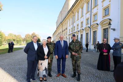 Freitag, 9. Oktober 2026; Staffel�bergabe beim Landeskommando Bayern: Beim feierlichen Appell in Oberschlei�heim hat Brigadegeneral Rainer Simon die F�hrung des Landeskommandos Bayern von Brigadegeneral Thomas Hambach �bernommen. Bayerns Innen- und Katastrophenschutzminister Joachim Herrmann w�rdigte den Wechsel bei der �kumenischen Andacht und der anschlie�enden Kommando�bergabe als Zeichen f�r eine bew�hrte Partnerschaft. Ob bei Extremwetter, schweren Ungl�cksf�llen oder anderen besonderen Gefahrenlagen: Die Bundeswehr ist f�r den Freistaat ein verl�sslicher Partner, wenn viele Einsatzkr�fte gemeinsam gefordert sind. Gerade dann z�hlen eingespielte Abl�ufe und belastbare Netzwerke.



