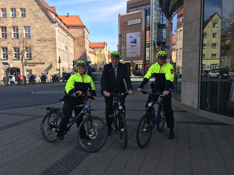 Freitag, 6. April, Bayerns Innenminister Joachim Herrmann hat einen rund sechsmonatigen Trageversuch mit Einsatzbekleidungskonzepten von Fahrradstreifen anderer Polizeien gestartet. Bislang gibt es bei der Bayerischen Polizei keine spezielle 'Radl-Uniform'. 