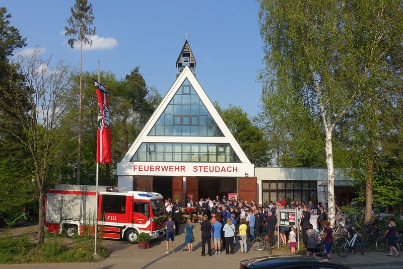 Samstag, 21. April, Die Freiwillige Feuerwehr Steudach hat zwei neue Einsatzfahrzeuge eingeweiht. Eines der beiden Fahrzeuge, ein 300.000 Euro teures L�schgruppenfahrzeug, hat der Freistaat Bayern mit einer F�rderung von 70.000 Euro ma�geblich mitfinanziert. Einen besonderen Dank sprach Herrmann den ehrenamtlichen Einsatzkr�ften in Steudach aus: �Auch die beste Ausr�stung ist wirkungslos ohne das selbstlose Engagement unserer ehrenamtlichen Feuerwehrfrauen und -m�nner. Ohne ihre aufopfernde Bereitschaft, zu jeder Tages- und Nachtzeit die eigene Freizeit und Gesundheit f�r den Dienst am N�chsten einzusetzen, k�nnte keine Feuerwehr bestehen. Daf�r mein herzliches Vergelt�s Gott! 

