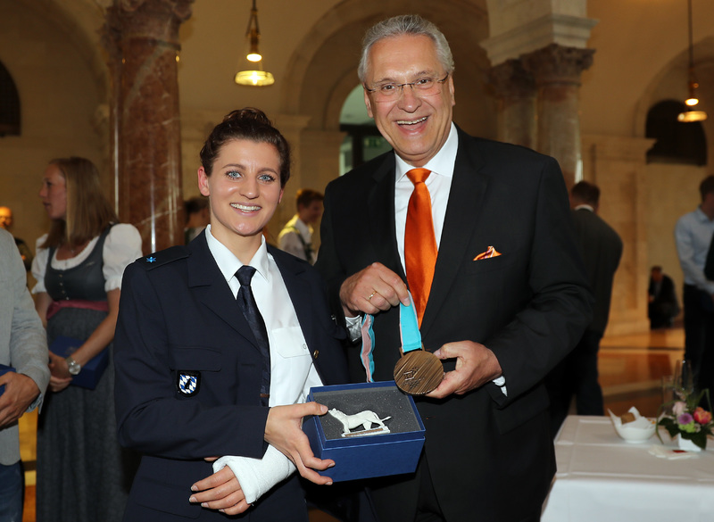Mittwoch, 25. April Empfang zu Ehren der bayerischen Teilnehmer an Olymp. Winterspiele und Winterparalympics in der Bayerischen Staatskanzlei.Ramona Hofmeister mit Innenminister Joachim Herrmann, MdL . Ramona Hofmeister holte im Snowboarden Bronze bei den Olympischen Winterspielen in Pyeongchang