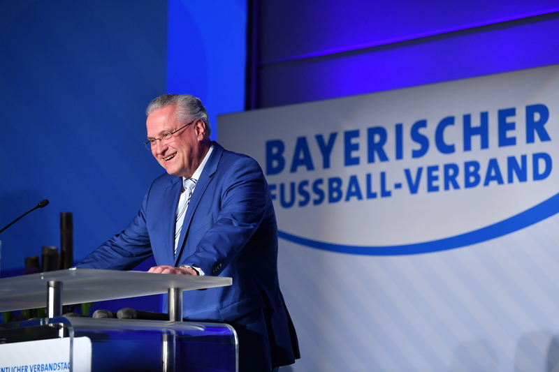 Freitag, 4. Mai, Bayerns Innen- und Sportminister Joachim Herrmann beim 25. Verbandstag des Bayerischen Fu�ballverbands: Riesige Integrationsleistung der mehr als 4.600 Fu�ballvereine mit 1,6 Millionen Mitgliedern - Unterst�tzung durch den Freistaat massiv gestiegen - Hooligans sollen f�r Kosten von Polizeieins�tzen zahlen