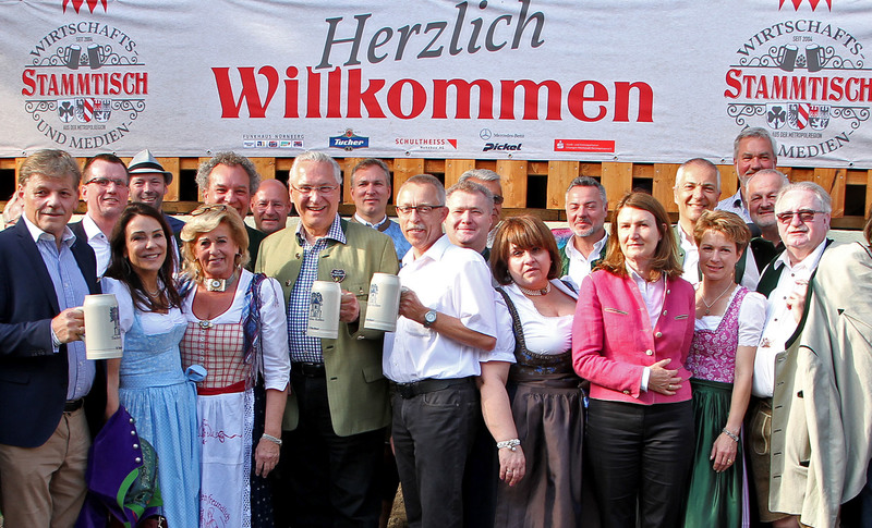 Dienstag, 22. Mai 2018; auf Einladung von Staatsminister Joachim Herrmann kamen �ber 40 Vertreter der M�nchner Brauereien, der Wiesnwirte und Schausteller auf die Erlanger Bergkirchweih. Beim gemeinsamen Bummel �ber das Festgel�nde, einer Fahrt mit dem Riesenrad  und bei der Einkehr in einige Keller (Birkner, Erich und Tucher)zeigten sich die Teilnehmer regelrecht begeistert vom besonderen Charme auf dem Erlanger Berg.