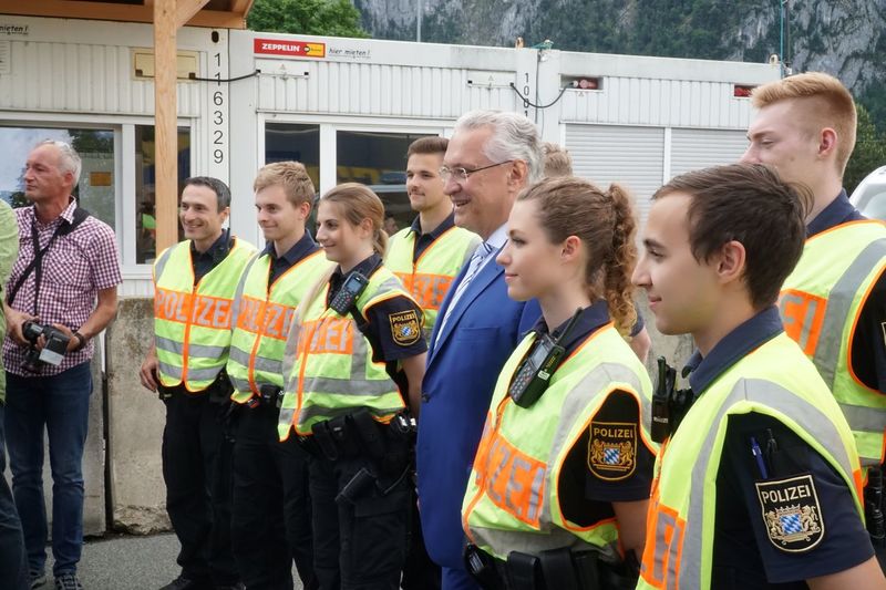 Freitag, 25. Mai 2018,  Bayerns Innenminister Joachim Herrmann zieht Bilanz: Grenzkontrollen weiterhin notwendig - 2017 rund 16.300 illegale Einreisen festgestellt - 286 Schleuser festgenommen - Schleierfahndung ist Erfolgsmodell