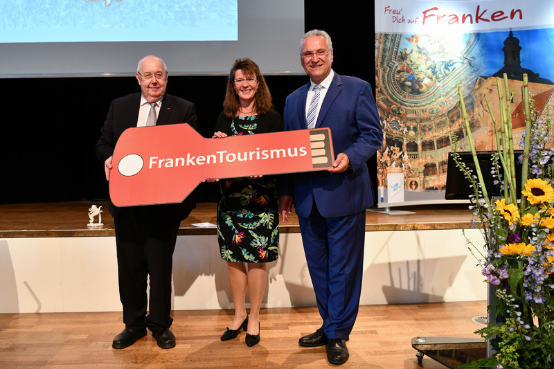 Freitag, 1. Juni 2018, Bamberg, der Vorsitzende des Tourismusverbands Franken Joachim Herrmann, verabschiedet bei der Mitgliederversammlung den langj�hrigen Gesch�ftsf�hrers Olaf Seifert der Ende des Monats in den Ruhestand geht und begr��t dessen Nachfolgerin Angelika Sch�ffer.
