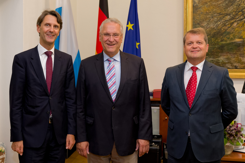Mittwoch, 6. Juni 2018, Staatsminister Herrmann hat sich mit Botschafter Dr. Huber und Generalkonsul Saiger zu den Themen Sicherheit und Migration sowie zu weiteren Themen der anstehenden �sterreichischen EU-Ratspr�sidentschaft ausgetauscht. Au�erdem wurde die Frage der Mautfreiheit von Einsatzfahrzeugen der bayerischen Feuerwehren auf �sterreichischen Autobahnen angesprochen.