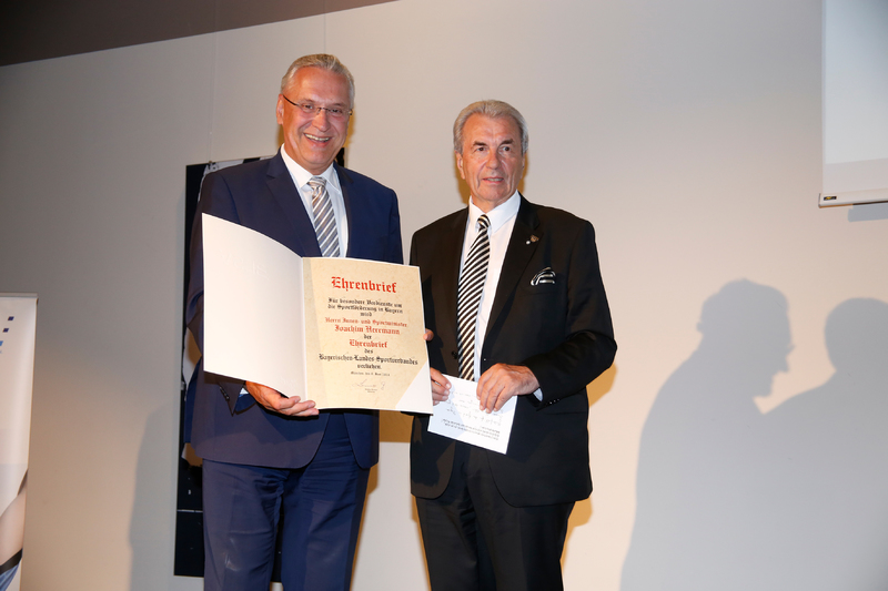 Freitag, 8. Juni 2018: Der scheidende BLSV-Pr�sident G�nther Lommer verleiht Sportminister Joachim Herrmann zum Dank f�r sein intensives Engagement f�r die F�rderung des Sports in Bayern den Ehrenbrief des BLSV. Herrmann dankt Lommer f�r jahrelange gute Zusammenarbeit: �G�nther Lommer hat den BLSV in den vergangenen 14 Jahren mit seinem herausragenden Engagement gepr�gt und stark gemacht. Mit ihm hat sich der BLSV neuen Herausforderungen mit Innovation und Bereitschaft zum Wandel erfolgreich gestellt. Daf�r geb�hrt ihm gr��te Anerkennung und Respekt!� 
Foto:BLSV