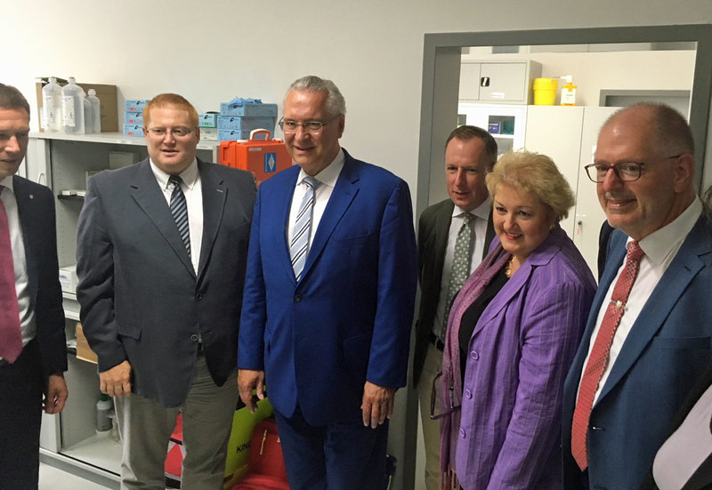 Montag, 11. Juni 2018: Innen- und Integrationsminister Joachim Herrmann berichtet gemeinsam mit dem F�rther Landrat Matthias Die�l, dem Ersten B�rgermeister von Zirndorf, Thomas Zwingel und mit dem mittelfr�nkischen Regierungspr�sidenten Dr. Thomas Bauer in der Zirndorfer Erstaufnahmeeinrichtung �ber die Umwandlung in eine ANKER-Einrichtung noch in diesem Sommer. Noch effizientere und schnellere Asylverfahren  diesem Ziel dient die vom Ministerrat beschlossene Schaffung von ANKER-Einrichtungen in allen sieben Regierungsbezirken.
Foto: Bayerisches Staatsministerium des Innern und f�r Integration