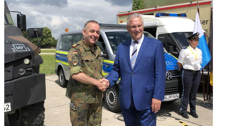 Dienstag, 19. Juni 2018, Penzing, am 18. und 19. Juni 2018 hat die Bayerische Polizei erstmals gemeinsam mit Bundeswehr, Feuerwehr, Rettungs- und Sanit�tsdienst sowie Technischem Hilfswerk am Fliegerhorst in Penzing eine praktische Gro��bung zur Zusammenarbeit bei der Terrorabwehr durchgef�hrt ('BAYTEX 2018'). Innenminister Joachim Herrmann (r.) mit Generalmajor Carsten Breuer, Kommandeur des Kommandos Territoriale Aufgaben der Bundeswehr
