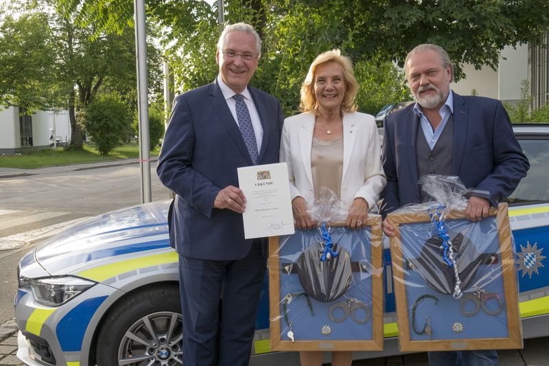 Dienstag, 3. Juli 2018, Prominenter 'Nachwuchs' f�r die Ehrenkommissare der Bayerischen Polizei: Bayerns Innenminister Joachim Herrmann hat heute in den Bavaria Filmstudios in Gr�nwald  dem Schauspieler Jan-Gregor Kremp aus der ZDF-Serie 'Der Alte' die Ehrenkommissarsw�rde verliehen. Ebenfalls zur neuen Ehrenkommissarin ernannt wurde Prof. Susanne Porsche, die langj�hrige Produzentin der Krimiserie 'Der Alte' und Gr�ndungs- sowie Vorstandsmitglied des 'M�nchner Blaulicht - Polizeiverein f�r Pr�vention und B�rgerbegegnungen'. 