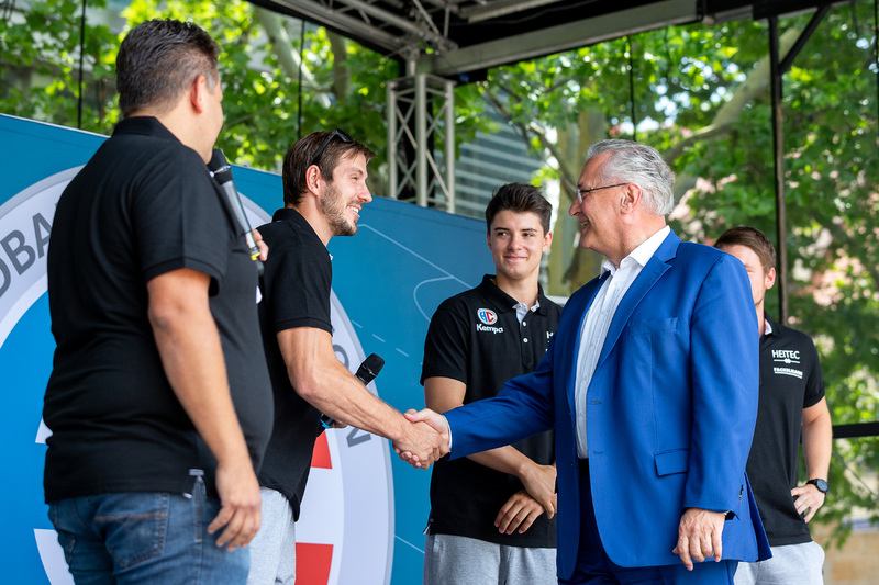 Samstag, 14. Juli 2018, traditionellen Saisoner�ffnung der Mannschaft des HCE f�r die kommende Spielzeit. Auf dem Hugenottenplatz fanden sich Hunderte Anh�nger des Handballclubs zusammen, um sich bei strahlendem Sonnenschein auf die Saison 2018/2019 einzustimmen.
Foto: Sportfoto-Zink