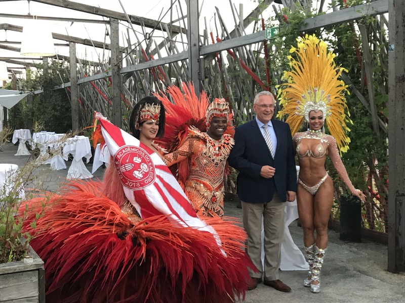 Mittwoch, 18. Juli 2018, Bayerns Innenminister Joachim Herrmann beim Abendempfang anl�sslich der Vollversammlung des Bayerischen St�dtetags. Kurzer Besuch der Sambat�nzer des Festivals vom vorhergehenden Wochenende. 