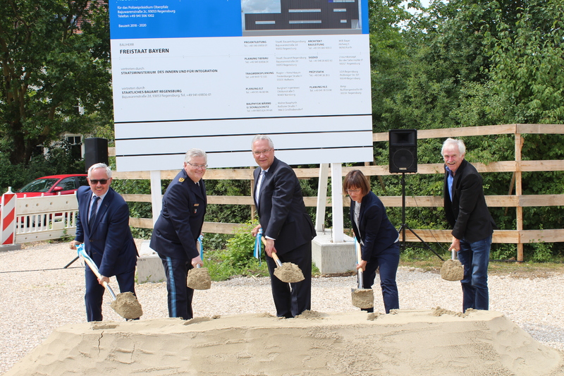 Montag, 23. Juli 2018; Neues Trainingszentrum f�r das Polizeipr�sidium Oberpfalz - Bayerns Innenminister Joachim Herrmann beim Spatenstich in Regensburg: Hochmoderne Trainingsm�glichkeiten auf rund 1.400 Quadratmeter Fl�che f�r 7,2 Millionen Euro - Inbetriebnahme im Sommer 2020 geplant. Bild v.l.n.r. B�rgermeister J�rgen Huber, Polizeipr�sident Gerold Mahlmeister, Staatsminister Joachim Herrmann, Baudirektorin Claudia Zirra, Architekt Willi Bayer