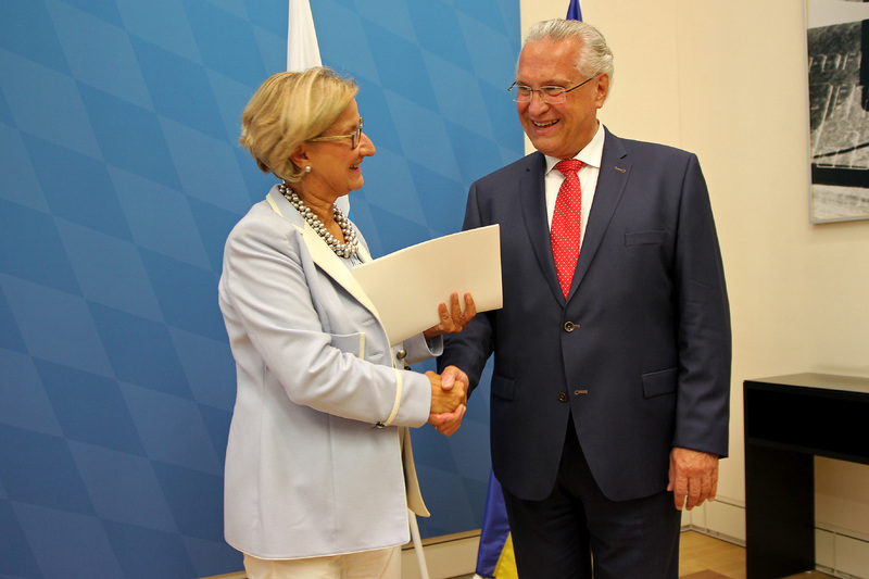 Freitag, 24. August 2018; Nieder�sterreichs Landeshauptfrau Johanna Mikl-Leitner erh�lt Bayerische Staatsmedaille 'Stern der Sicherheit' - Bayerns Innenminister Joachim Herrmann: Dank f�r gro�e Verdienste um Innere Sicherheit - Grenz�berschreitende Zusammenarbeit Zeichen gelebter bayerisch-�sterreichischer Freundschaft