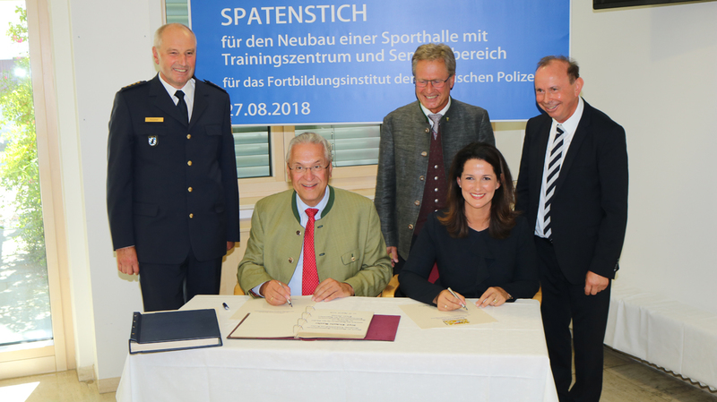 Montag,27. August 2018, Eintrag in das Goldene Buch des BPFI Ainring und der Gemeinde Ainring v.l.n.r.
Ltd. Polizeidirektor Johann Peter Holzner, Staatsminister Herrmann, Staatsministerin Michaela Kaniber, 1. B�rgermeister der Gemeinde Ainring Hans Eschlberger, Landrat Georg Grabner
anl�sslich des Spatenstichs f�r die neue Sporthalle mit Trainingszentrum und Seminarbereich des Fortbildungsinstituts der Bayerischen Polizei in Ainring - 