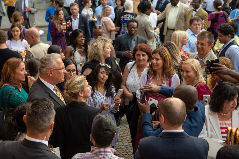 Dienstag, 28. August 2018 M�nchen;  Kr�nung erfolgreicher Integration: Bayerns Innen- und Integrationsminister Joachim Herrmann begr��t rund 700 neu Eingeb�rgerte beim Neub�rgerempfang in der M�nchner Residenz - Starkes Zeichen f�r Deutschland und seine Integrationsf�higkeit