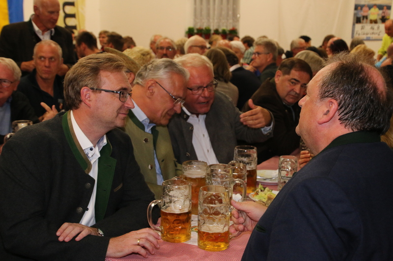 Freitag, 31. August 2018; Joachim Herrmann auf der Kirchweih in Herzogenaurach. Auch f�r ein Gespr�ch mit Landtagskollegen - hier mit CSU-Fraktionsvorsitzenden Thomas Kreuzer und Walter Nussel ist hier Zeit.